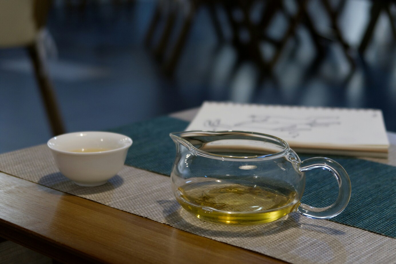 Oolong Tea Oxidation : Steaming cups of oolong tea in golden hues, showcasing the balance between freshness and roast.