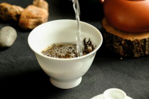 Oolong Tea Oxidation : Steaming cups of oolong tea in golden hues, showcasing the balance between freshness and roast.