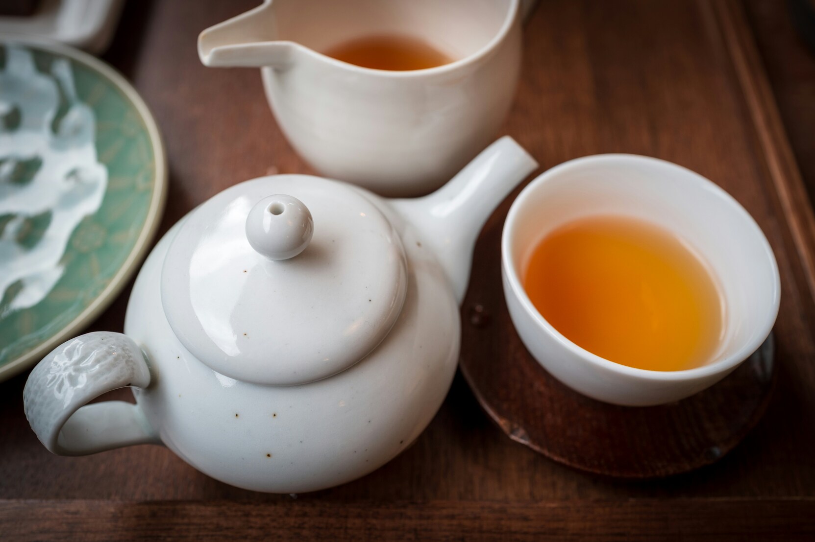 Oolong Tea Oxidation : Freshly brewed oolong tea in a porcelain cup