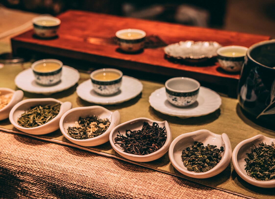 Thai Oolong Tea: Cultivated with imported leaves and perfected roasting, reflecting a legacy of precision and flavour.